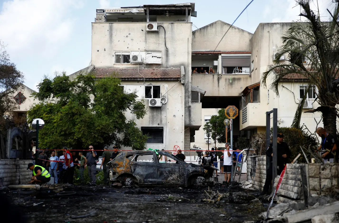 Pessoas se reúnem, depois de mísseis do Líbano atingirem Kiryat Bialik, Israel - 22/9/2024 | Foto: Shir Torem/Reuters