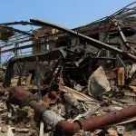 Um homem, ao lado dos destroços de uma usina elétrica destruída por ataques aéreos israelenses no Porto de Hodeidah, no Mar Vermelho, em Hodeidah, Iêmen - 30/9/2024 | Stringer/Reuters
