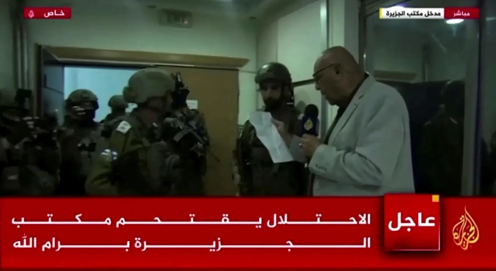 O chefe do escritório da Al Jazeera em Israel, Walid al-Omari, lê os documentos entregues a ele por soldados israelenses no escritório da Al Jazeera em Ramallah, na Cisjordânia | 21/9/2022 | Foto: Reuters/Al Jazeera
