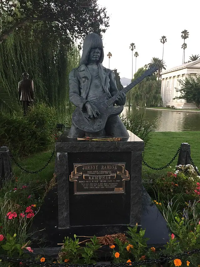 Monumento de Johnny Ramone, em Hollywood - 26/8/2017 | Foto: Donmike10/Wikimedia Commons