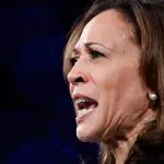 Depois do último debate contra Donald Trump, rumores surgiram nas redes sociais onde internautas afirmaram que Kamala Harris usava fones de ouvido com disfarçados de brincos para receber instruções | Foto: Jonathan Drake/Reuters