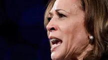 Depois do último debate contra Donald Trump, rumores surgiram nas redes sociais onde internautas afirmaram que Kamala Harris usava fones de ouvido com disfarçados de brincos para receber instruções | Foto: Jonathan Drake/Reuters