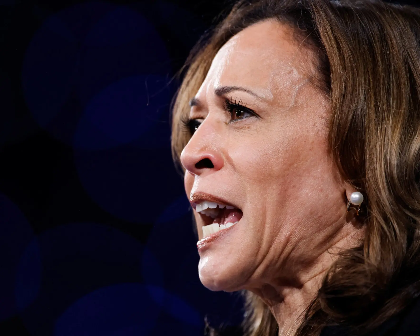 Depois do último debate contra Donald Trump, rumores surgiram nas redes sociais onde internautas afirmaram que Kamala Harris usava fones de ouvido com disfarçados de brincos para receber instruções | Foto: Jonathan Drake/Reuters