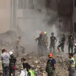 Equipes de emergência trabalham no local do ataque israelense, enquanto as operações de busca e resgate continuam, nos subúrbios do sul de Beirute, no Líbano - 20/9/2024 | Foto: Amr Abdallah Dalsh/Reuters