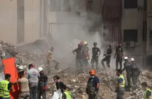 Equipes de emergência trabalham no local do ataque israelense, enquanto as operações de busca e resgate continuam, nos subúrbios do sul de Beirute, no Líbano - 20/9/2024 | Foto: Amr Abdallah Dalsh/Reuters