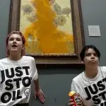 Phoebe Plummer e Anna Holland durante protesto contra as mudanças climáticas | Foto: Just Stop Oil/Divulgação