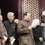 Mao Tsé-Tung, com o papel na mão, proclamando a República Popular da China