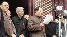 Mao Tsé-Tung, com o papel na mão, proclamando a República Popular da China