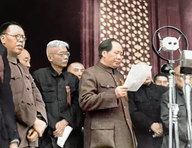 Mao Tsé-Tung, com o papel na mão, proclamando a República Popular da China