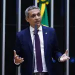 De acordo com Gustavo Gayer, Elon Musk quer manter o algoritmo da rede social ativo no Brasil, pois considera que é ‘o único lugar no país onde as pessoas podem expressar suas opiniões sem o risco de serem censuradas pela própria plataforma’ | Foto: Divulgação/Câmara dos Deputados