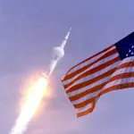Bandeira dos Estados Unidos com o Apollo 11 de fundo