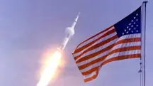 Bandeira dos Estados Unidos com o Apollo 11 de fundo