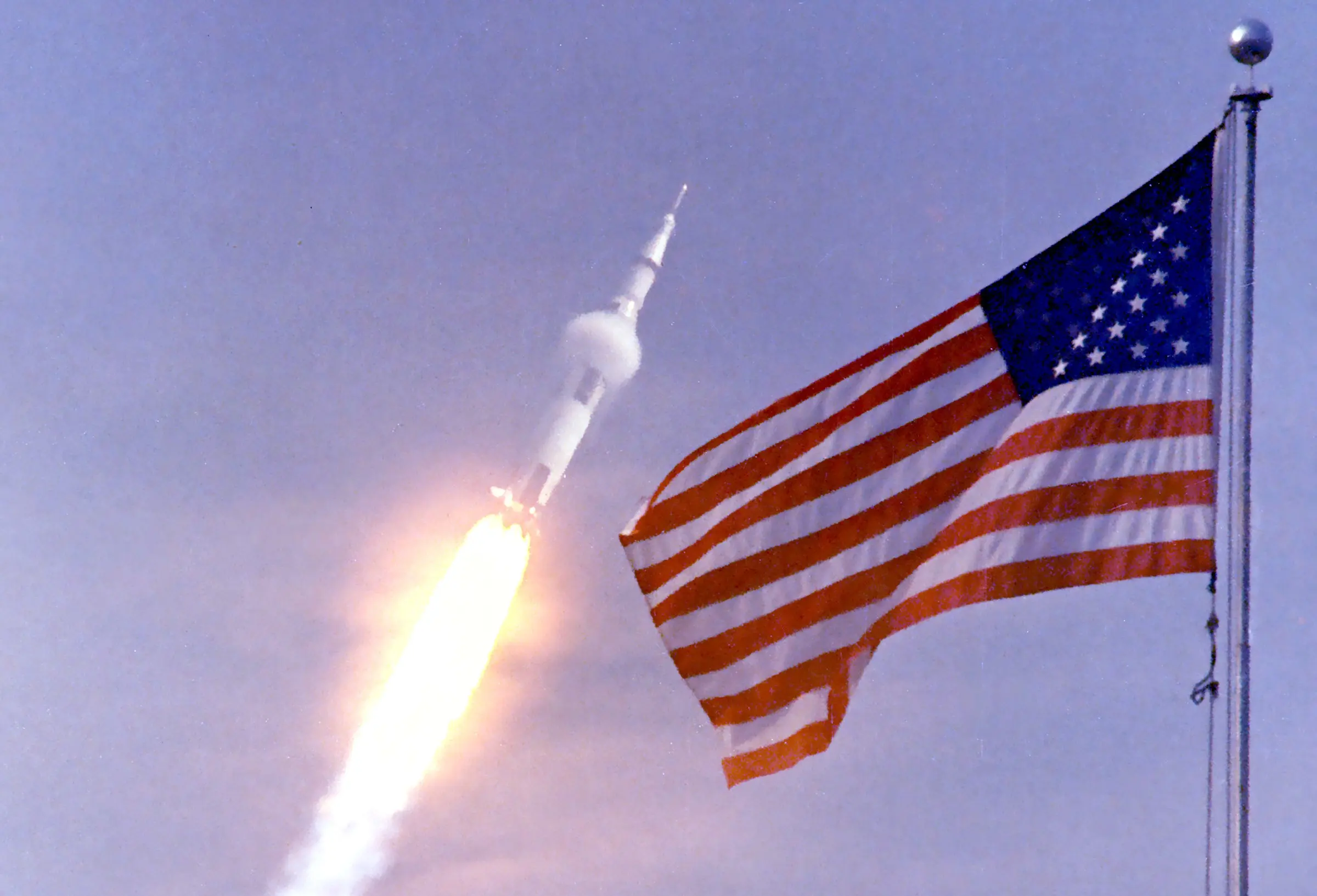 Bandeira dos Estados Unidos com o Apollo 11 de fundo