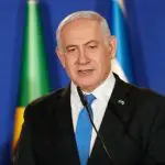 O primeiro-ministro de Israel veste terno preto e gravata azul