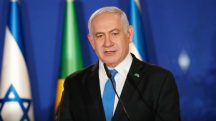 O primeiro-ministro de Israel veste terno preto e gravata azul