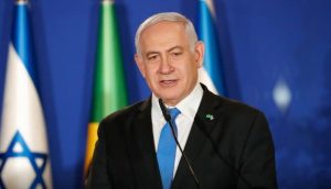 O primeiro-ministro de Israel veste terno preto e gravata azul
