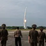 Kim declarou que as armas nucleares são uma ferramenta para a paz, e não para a guerra | Foto: Divulgação/Korean Central News Agency