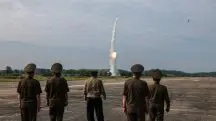 Kim declarou que as armas nucleares são uma ferramenta para a paz, e não para a guerra | Foto: Divulgação/Korean Central News Agency