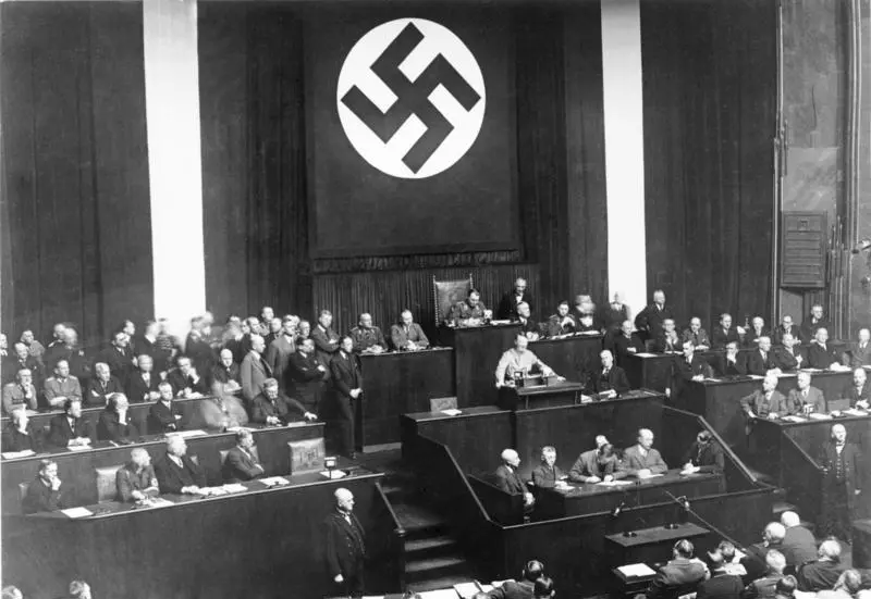 Adolf Hitler durante discurso sobre a Lei de Habilitação