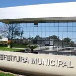 Fachada de uma prefeitura municipal, em alusão à matéria sobre cidades com mais funcionários em relação à população serem as menos eficientes