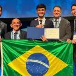 O brasileiro Manoel Nunes, no centro da imagem, em Estocolmo, na Suécia | Foto: Reprodução/Governo do Piauí