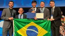 O brasileiro Manoel Nunes, no centro da imagem, em Estocolmo, na Suécia | Foto: Reprodução/Governo do Piauí