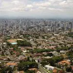 A liderança de Curitiba se deve à inexistência de queimadas ou focos de calor (zero por mil habitantes) e à presença de 12% de áreas verdes na cidade, por esse motivo, é a capital com melhor qualidade ambiental | foto: Wikimedia Commons