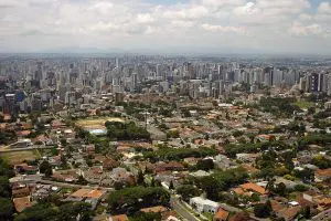 A liderança de Curitiba se deve à inexistência de queimadas ou focos de calor (zero por mil habitantes) e à presença de 12% de áreas verdes na cidade, por esse motivo, é a capital com melhor qualidade ambiental | foto: Wikimedia Commons