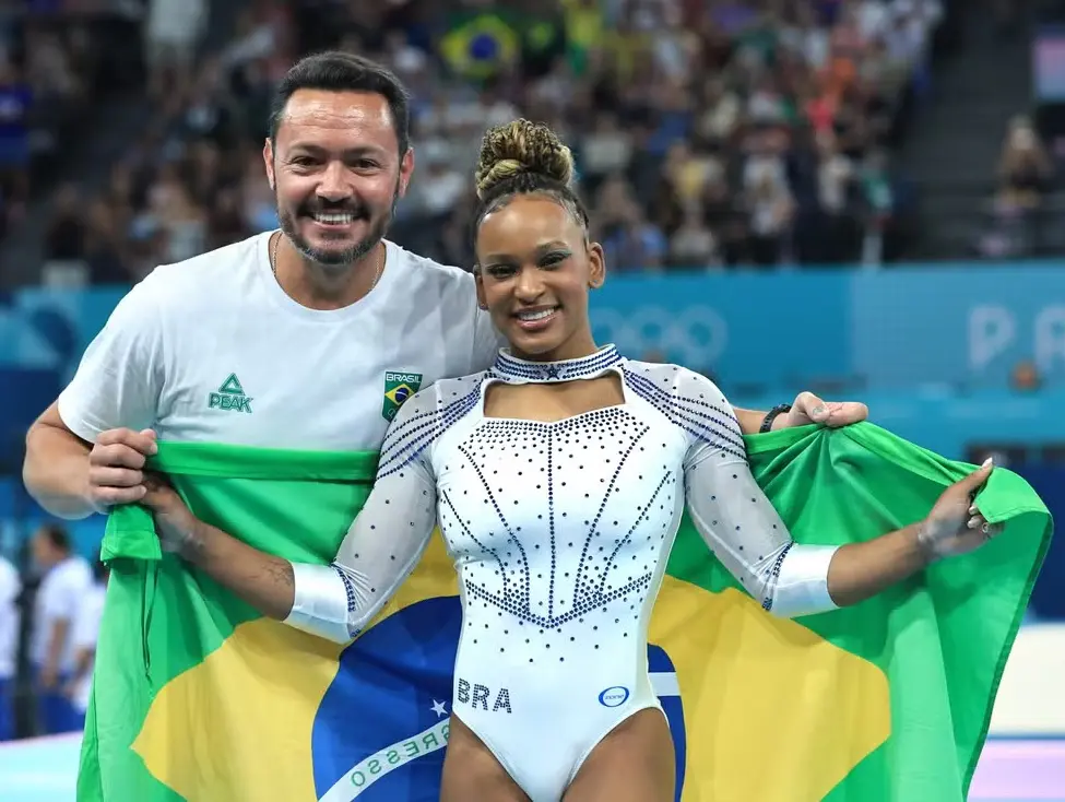 Rebeca Andrade comemora a medalha de prata com Chico Porath | Foto: Ricardo Bufolin/CBG