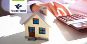 Foto de casa e calculadora, com a logo da Receita Federal