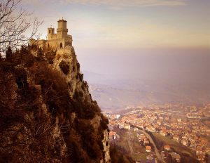 San Marino, nas proximidades da fortaleza de Guaita e de parte da cidade | Foto: Ricardo André Frantz/Wikimedia Commons