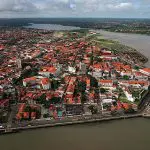 A cidade é conhecida por seu centro histórico preservado, que é um dos maiores conjuntos de edifícios coloniais portugueses do Brasil | Foto: Reprodução/Wikimedia Commons