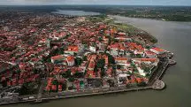 A cidade é conhecida por seu centro histórico preservado, que é um dos maiores conjuntos de edifícios coloniais portugueses do Brasil | Foto: Reprodução/Wikimedia Commons
