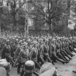 Tropas alemãs desfilando por Varsóvia, Polônia 9/1939 | Foto: Reprodução/Wikimedia Commons