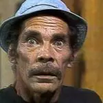 Em Chaves, Ramón Valdés interpretava o personagem de um pai desempregado e sempre envolvido em situações cômicas e desastrosas, chamado Seu Madruga | Foto: Reprodução/SBT