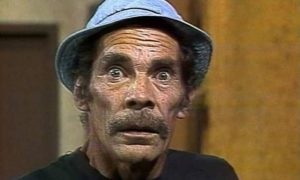 Em Chaves, Ramón Valdés interpretava o personagem de um pai desempregado e sempre envolvido em situações cômicas e desastrosas, chamado Seu Madruga | Foto: Reprodução/SBT