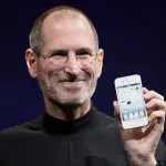 Steve Jobs mostra o iPhone 4, na Conferência Mundial de Desenvolvedores de 2010 - 8/6/2010 | Foto: Reprodução/Wikimedia Commons