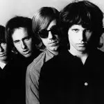 Da esquerda para a direita: John Densmore, Robby Krieger, Ray Manzarek, Jim Morrison | Foto: Joel Brodsky/Wikimedia Commons