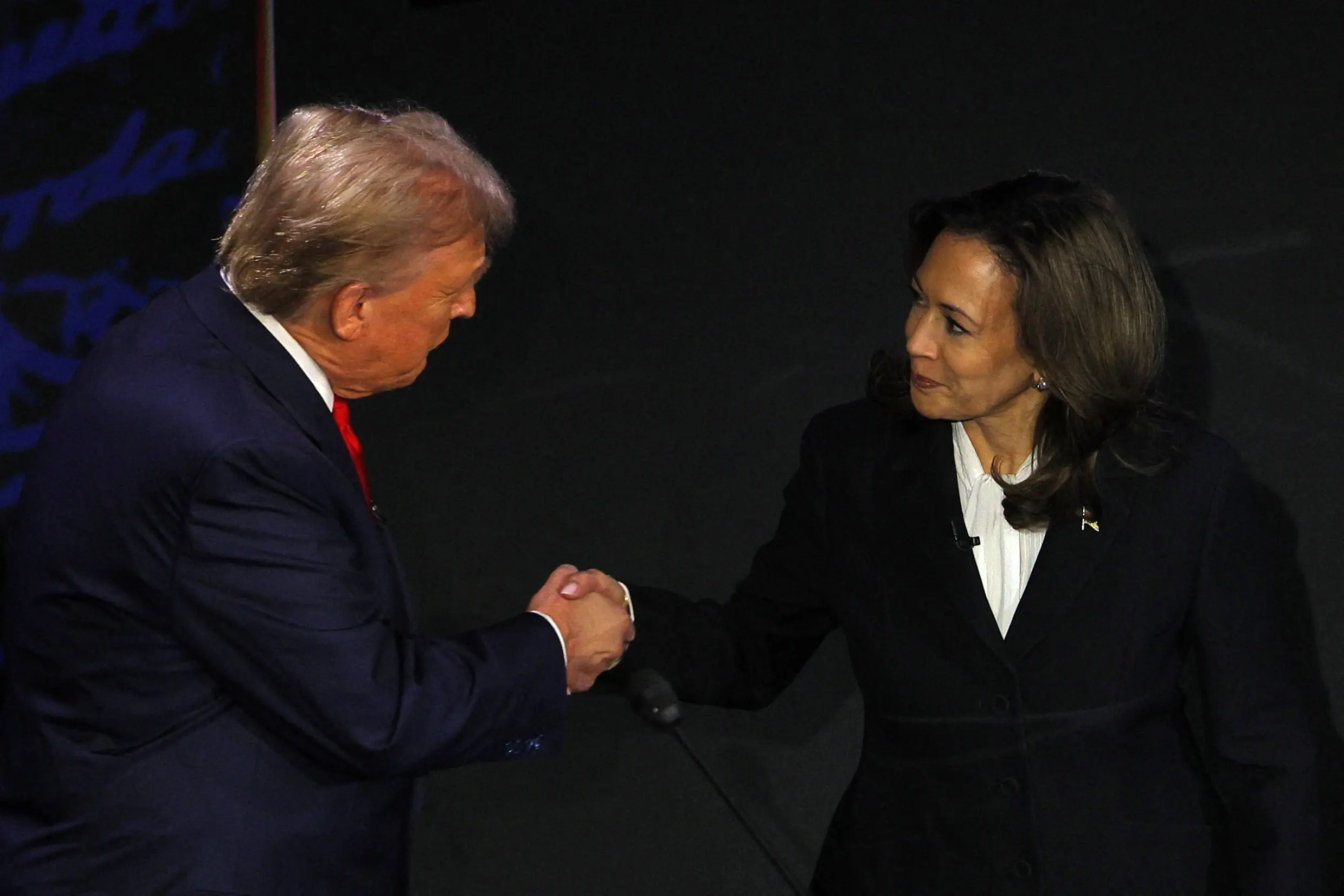 'Vamos ter um bom debate', disse a vice-presidente. 'Prazer em vê-la', respondeu Trump. 'Divirta-se.' | Brian Snyder/Reuters