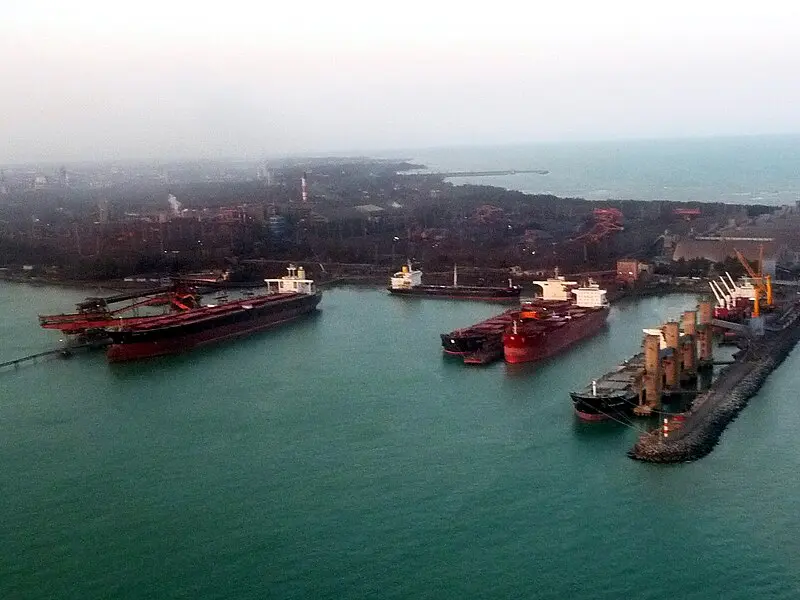O Porto de Tubarão, em particular, é um dos maiores do país em termos de movimentação de cargas, principalmente minério de ferro | Foto: Reprodução/Wikimedia Commons
