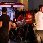 Uma pessoa é carregada em uma maca do lado de fora do Centro Médico da Universidade Americana de Beirute (AUBMC) enquanto pessoas, incluindo combatentes e médicos do Hezbollah, foram feridas e mortas quando os pagers que eles usam para se comunicar explodiram em todo o Líbano , de acordo com uma fonte de segurança, em Beirute, Líbano, em 17 de setembro de 2024. REUTERS/Mohamed Azakir TPX IMAGENS DO DIA