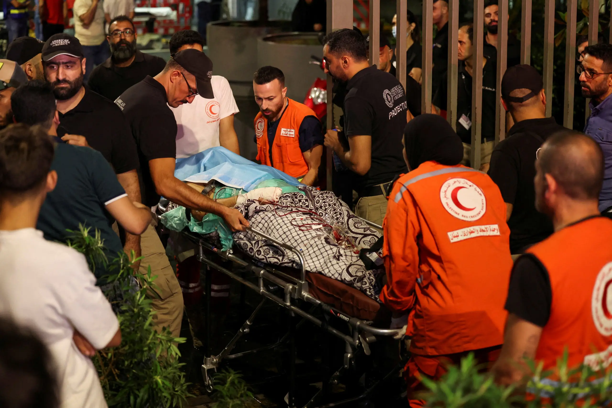 Uma pessoa é carregada em uma maca do lado de fora do Centro Médico da Universidade Americana de Beirute (AUBMC) enquanto pessoas, incluindo combatentes e médicos do Hezbollah, foram feridas e mortas quando os pagers que eles usam para se comunicar explodiram em todo o Líbano , de acordo com uma fonte de segurança, em Beirute, Líbano, em 17 de setembro de 2024. REUTERS/Mohamed Azakir TPX IMAGENS DO DIA