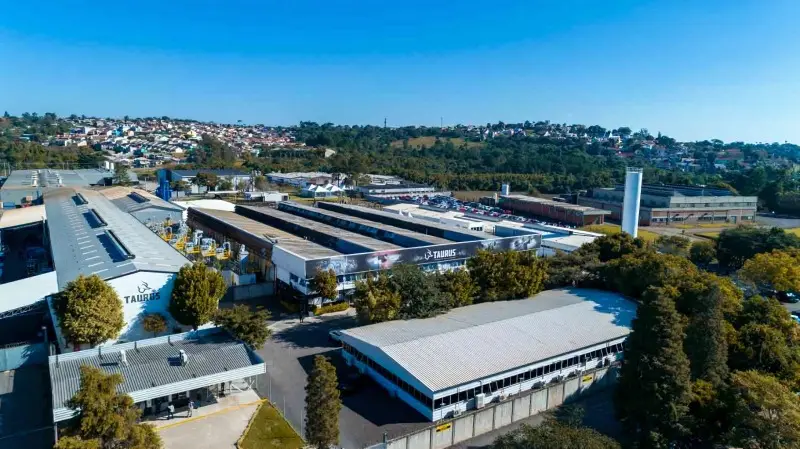 Fábrica em São Leopoldo (RS): depois de uma profunda crise financeira na década passada, empresa vive momento de expansão interna e no mercado exterior | Foto: Divulgação/Taurus