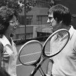 Billie Jean King, de 29 anos, contra Bobby Riggs, de 55 anos: em quadra, diversos embates que iam além do próprio esporte | Foto: Wikimedia Commons