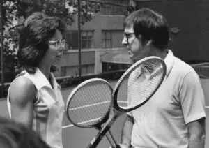 Billie Jean King, de 29 anos, contra Bobby Riggs, de 55 anos: em quadra, diversos embates que iam além do próprio esporte | Foto: Wikimedia Commons