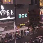Alexandre de Moraes aparece em telão da Time Square; imagem incentiva uso de VPN