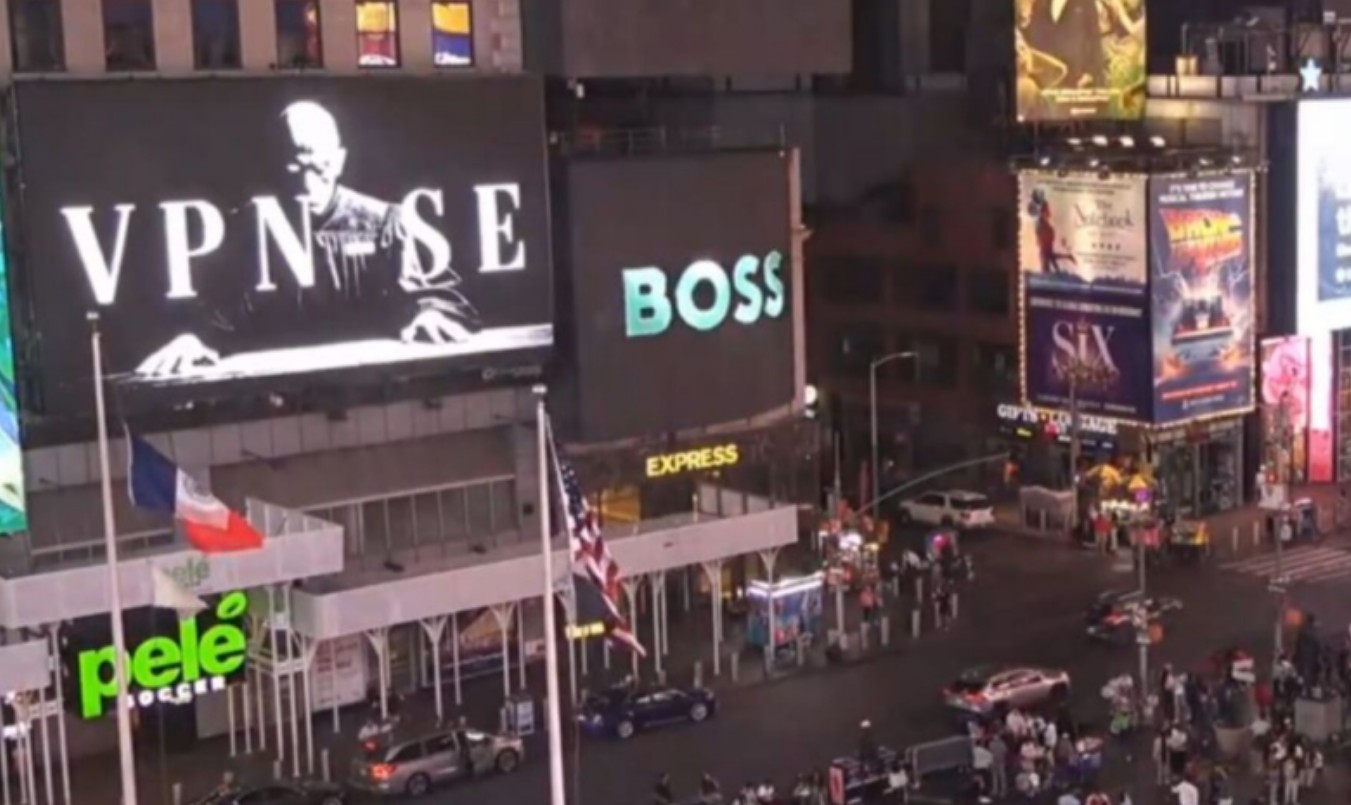 Alexandre de Moraes aparece em telão da Time Square; imagem incentiva uso de VPN