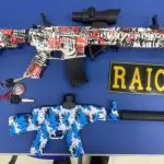PM de Fortaleza deteve homens que assustavam moradores: armas de brinquedo simulam fuzis. | Foto: Polícia Militar/ Divulgação
