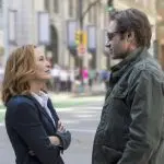 Dana Scully (Gillian Anderson) e Fox Mulder (David Duchovny): trama entre agentes do FBI investigava fenômenos paranormais
