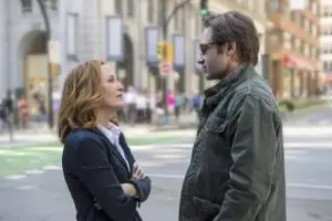 Dana Scully (Gillian Anderson) e Fox Mulder (David Duchovny): trama entre agentes do FBI investigava fenômenos paranormais
